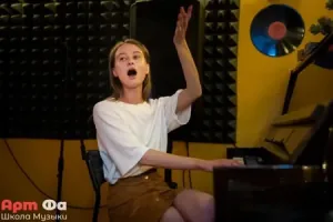 Берёт верхнюю ноту в полный голос, рука взлетела над головой, вторая на клавишах – Квартирник 07.06, июнь 2026